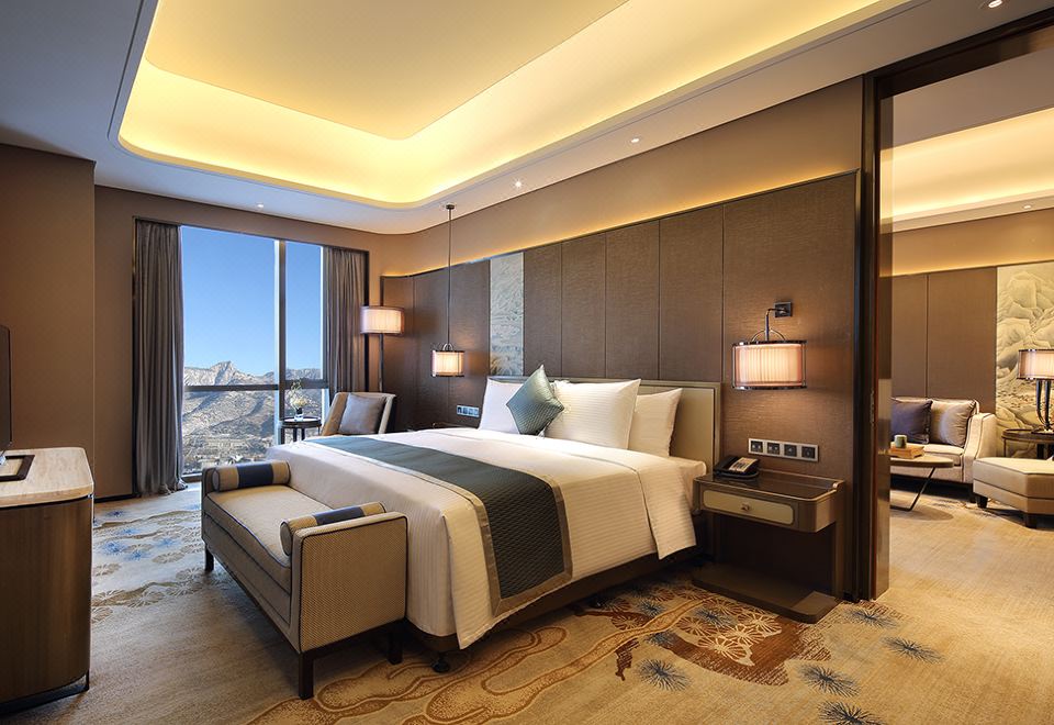 家庭套房（三张床+直麪泰山+空间宽敞）