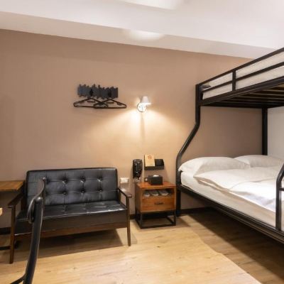 雅緻雙人房上下舖 河堤漫旅-高雄站前館優惠