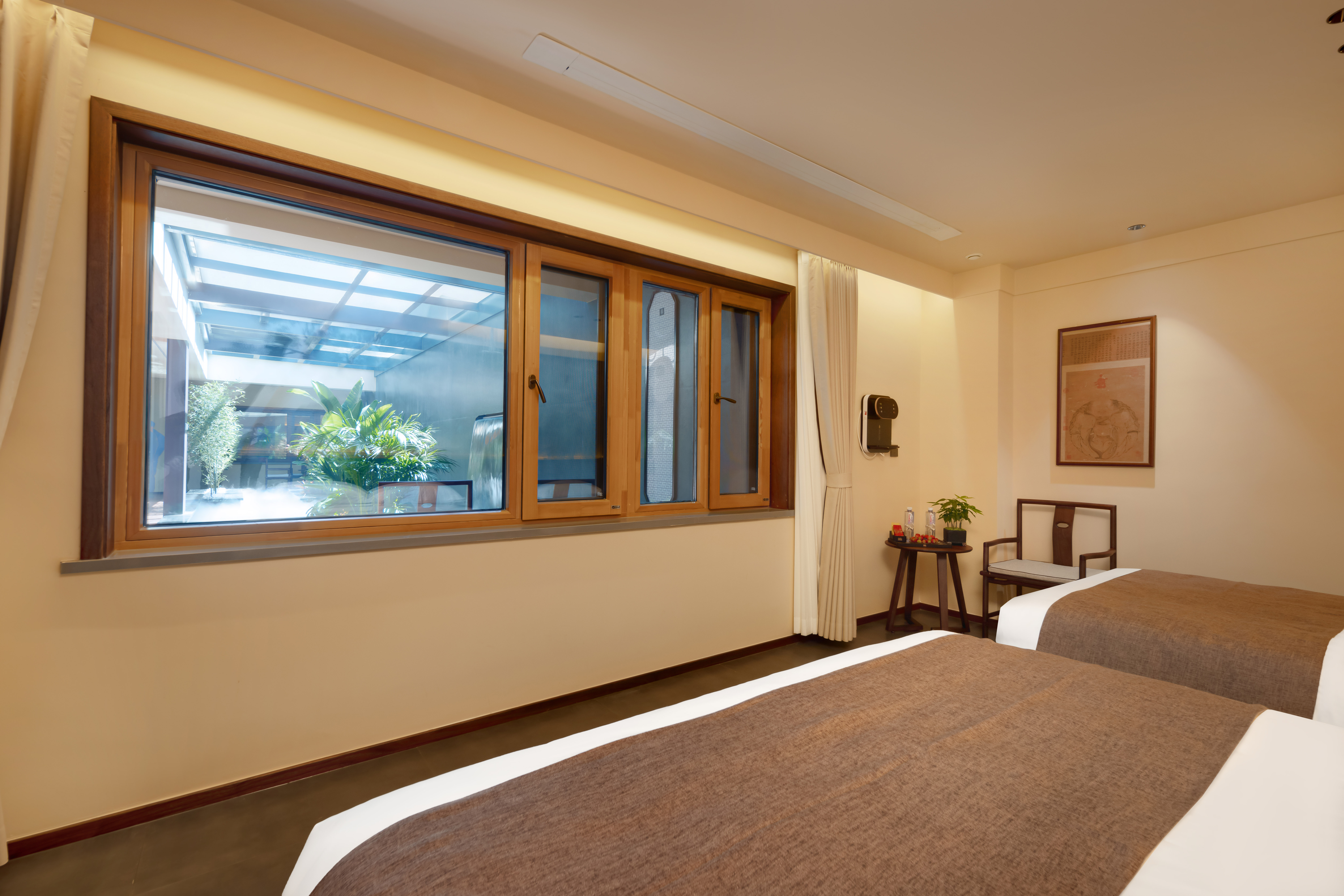 夯墙拓影双床房|智能客控+高清投影+可控温度直饮机