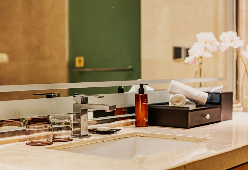 Lia! By Minyoun Chengdu Rezen Hotel (Chunxi Taikoo Li Store)Tranquil Quadruple Suite (Two Double Beds, Double Vanity, Bar, Bathtub)