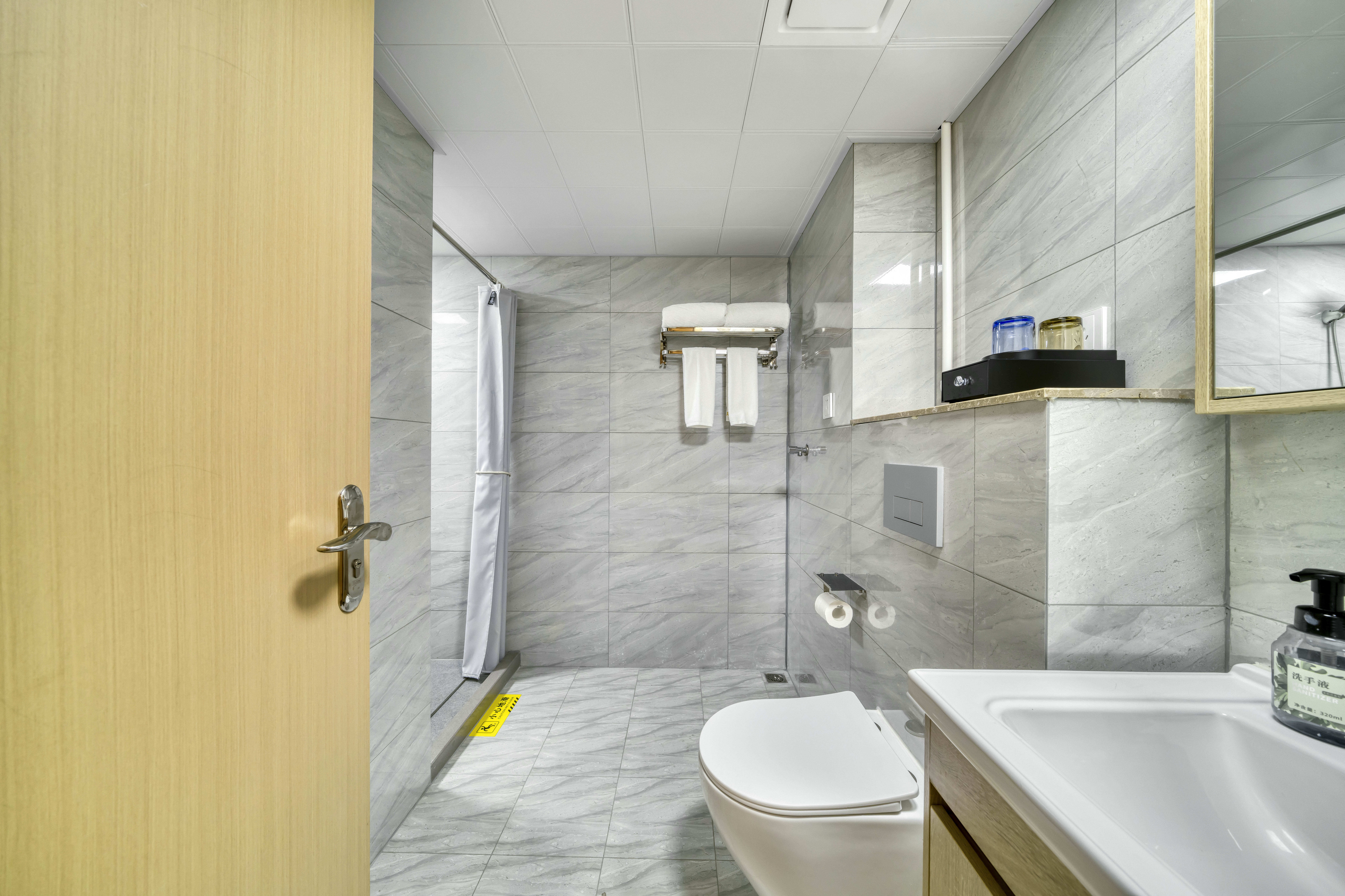 城景落地窗轻奢双床房