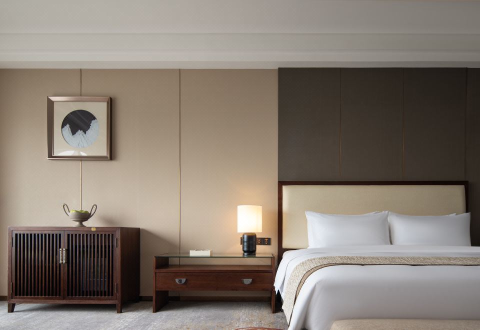 行政景观大床房丨落地窗赏喀斯特千峯+大浴缸+甜梦之床