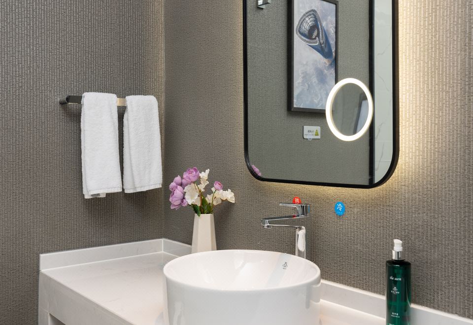 Magnotel Hotel (Jinzhong Lingshi Xinjian Street)Zero Pressure Quiet Elegance Family Room