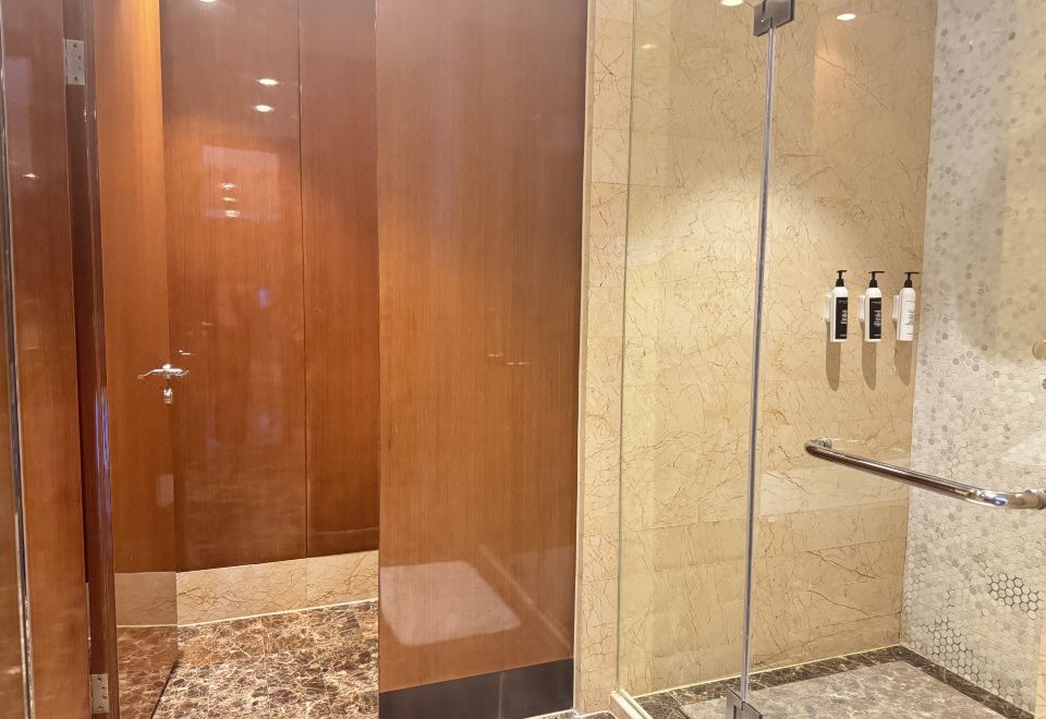 Grand Kingtown Hotel WuxiDeluxe Side Lake-View Hypoallergenic Suite (Acca Kappa Bath Products) With Smart Toilet