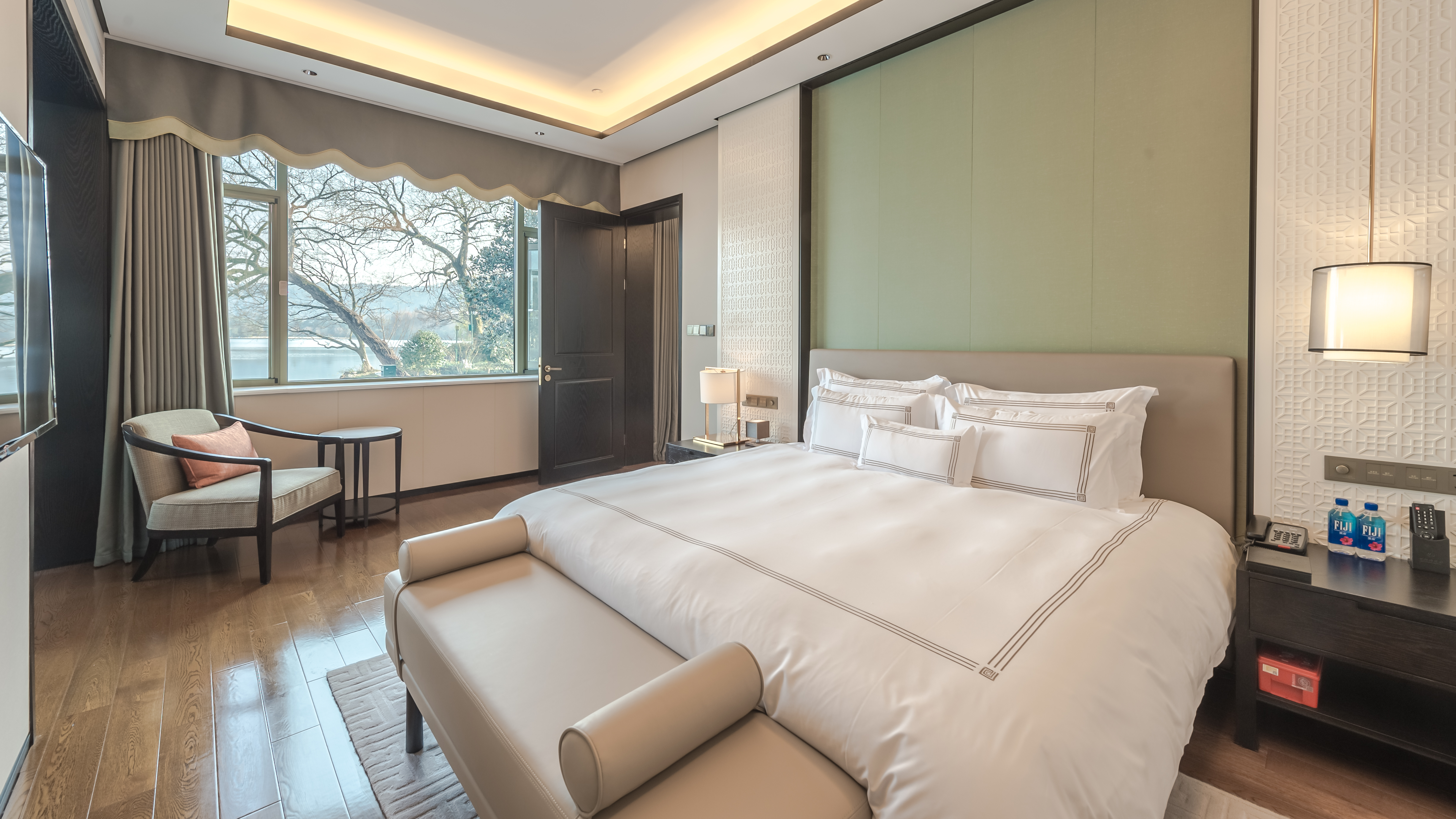 揽湖套房（180度西湖景观）