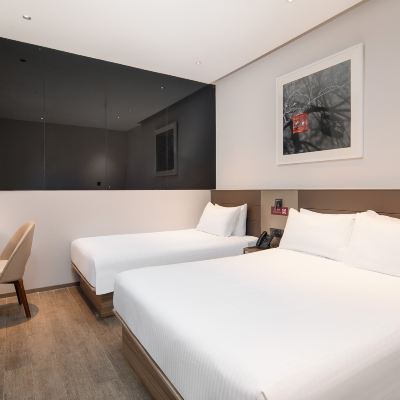 Family-friendly Family Room A (no Windows)