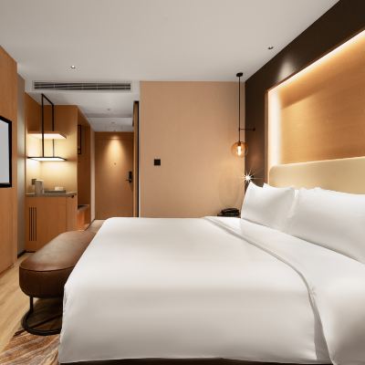 輕奢雅緻大床房（休閒辦公+迷你冰箱+裸眠床品） 麗呈朗譽飯店（廣州客村地鐵站廣州塔店）優惠