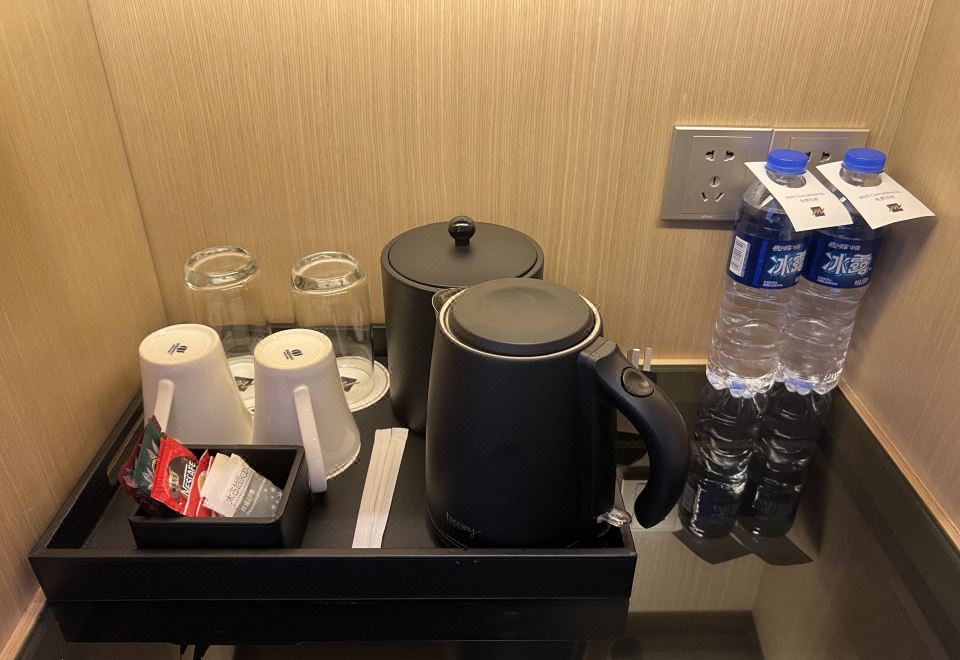 Metropark Hotel Hongqiao ShanghaiNo Smoking City View Business Room with Kingsize bed