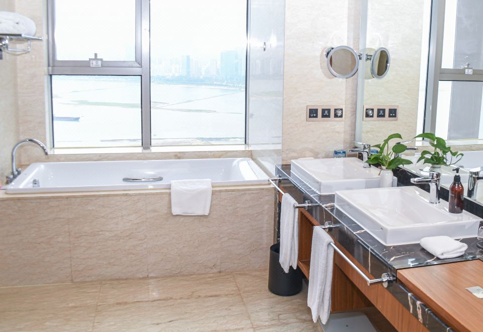 Swiss Grand NanchangDeluxe Riverview Studio Suite