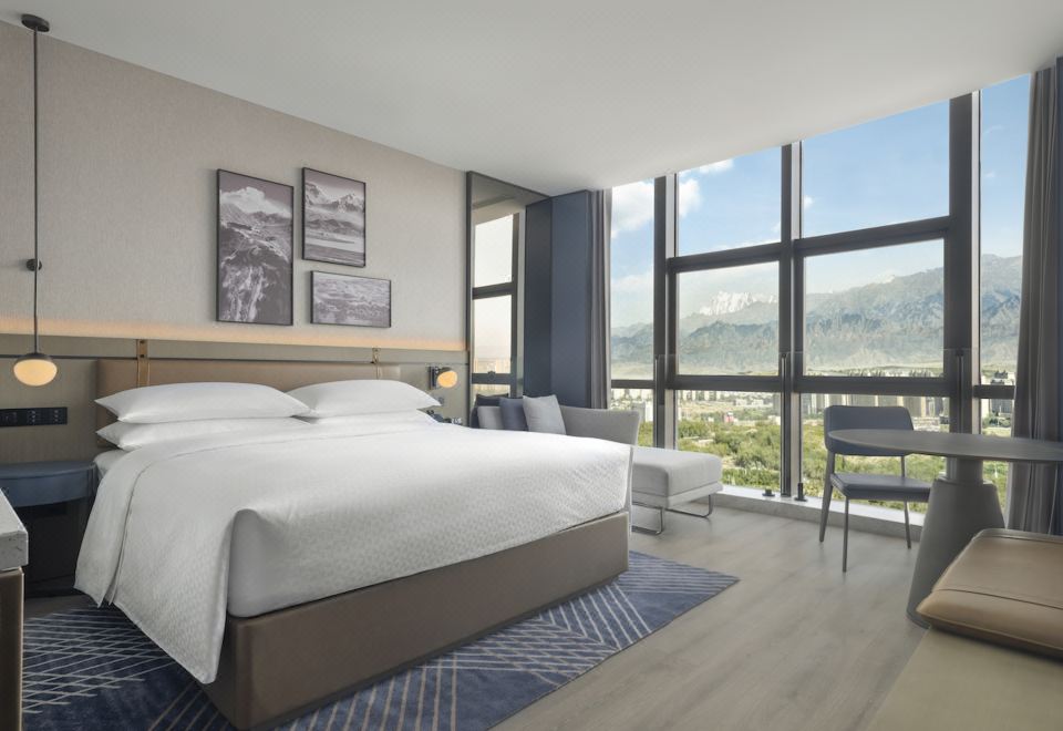 天山景觀大床房（180°遙望博格達峯的日照金山）