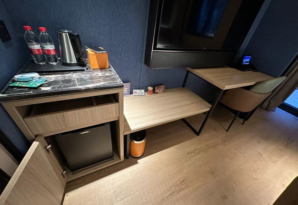 行政大床房（小冰箱+智能客控+手机投屏）