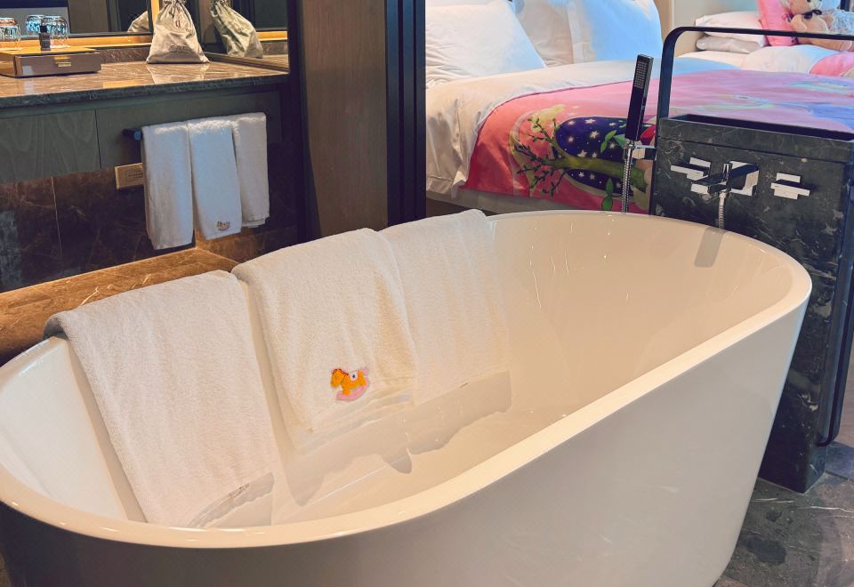 家庭双床房（智能客控+蓝牙音响+豪华浴缸+小童玩具）