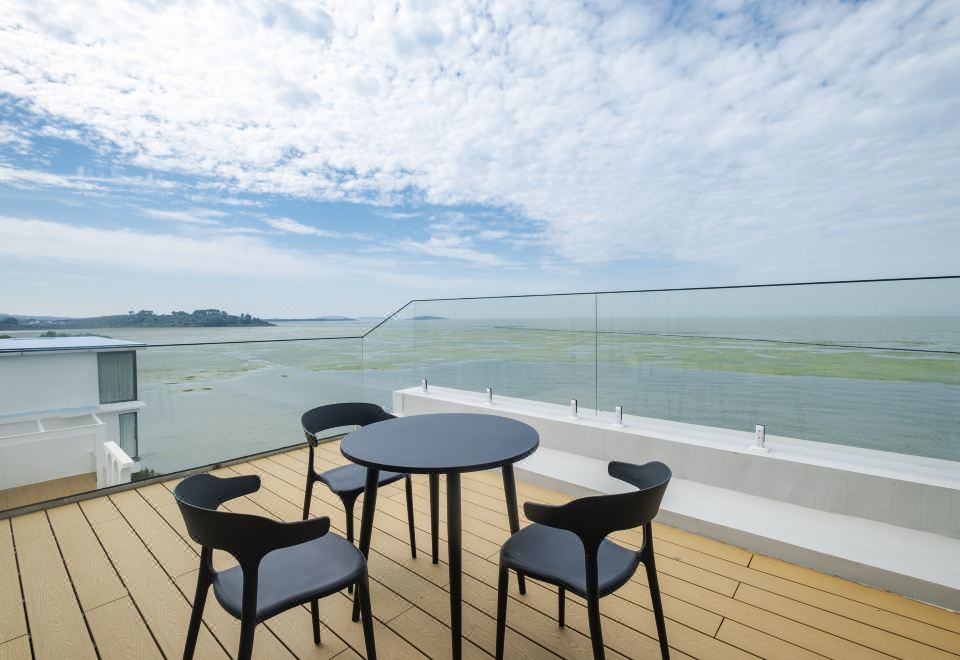 Hong Boutique HostelCLUB401 Lake View Double Bed Room With Bath, Smart Home, And Large Terrace (One-Bedroom, One-Living Room)