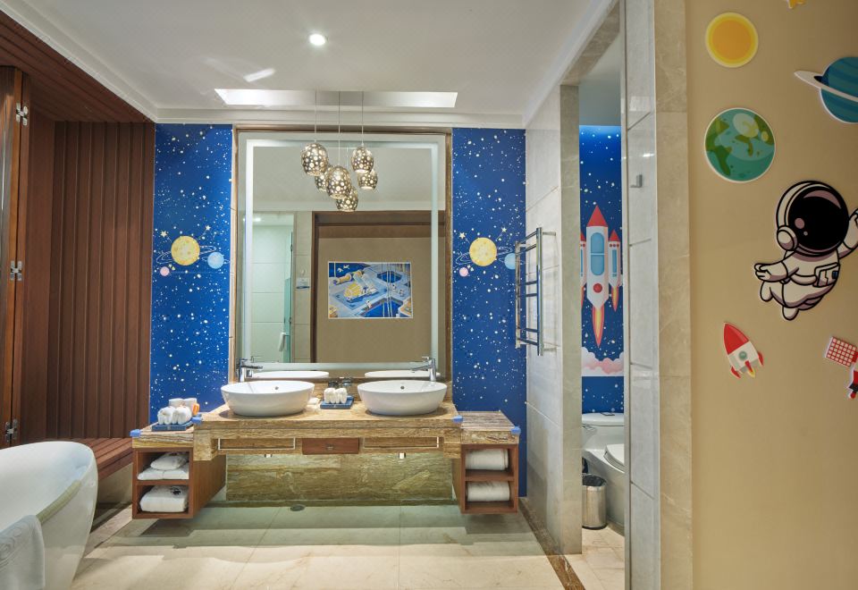 Regal Palace Resort HuidongSpacecraft Deluxe Family Room