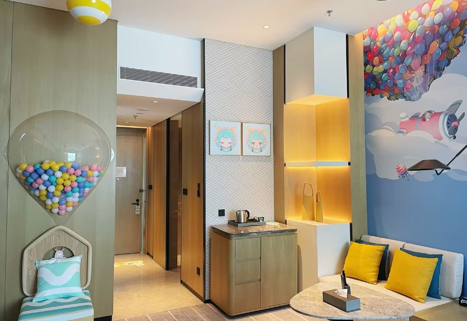 Crowne Plaza QidongCandy House Deluxe Double Bed Room (Playful Fish Lips + Childhood Carousel + Floor-to-Ceiling Window)
