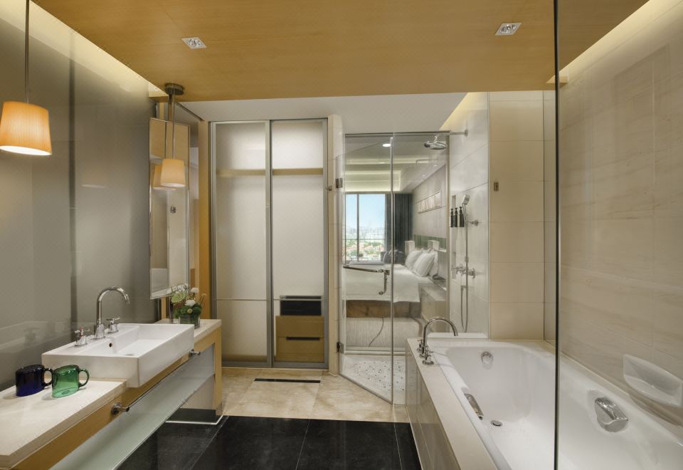 Royal Garden Hotel DongguanDeluxe Montain-view Queen Room(with balcony)