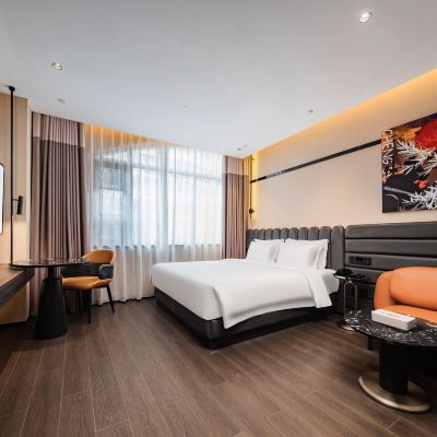 高級大床房（電視投屏+小冰箱+雨淋頂噴） ZMAX滿兮飯店（成都寬窄巷子店）優惠