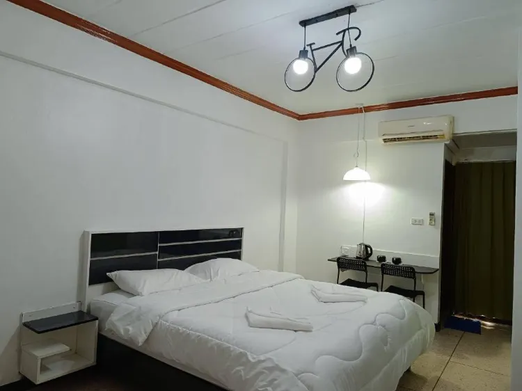 ห้องมาตรฐานเตียงใหญ่ วิวถนน