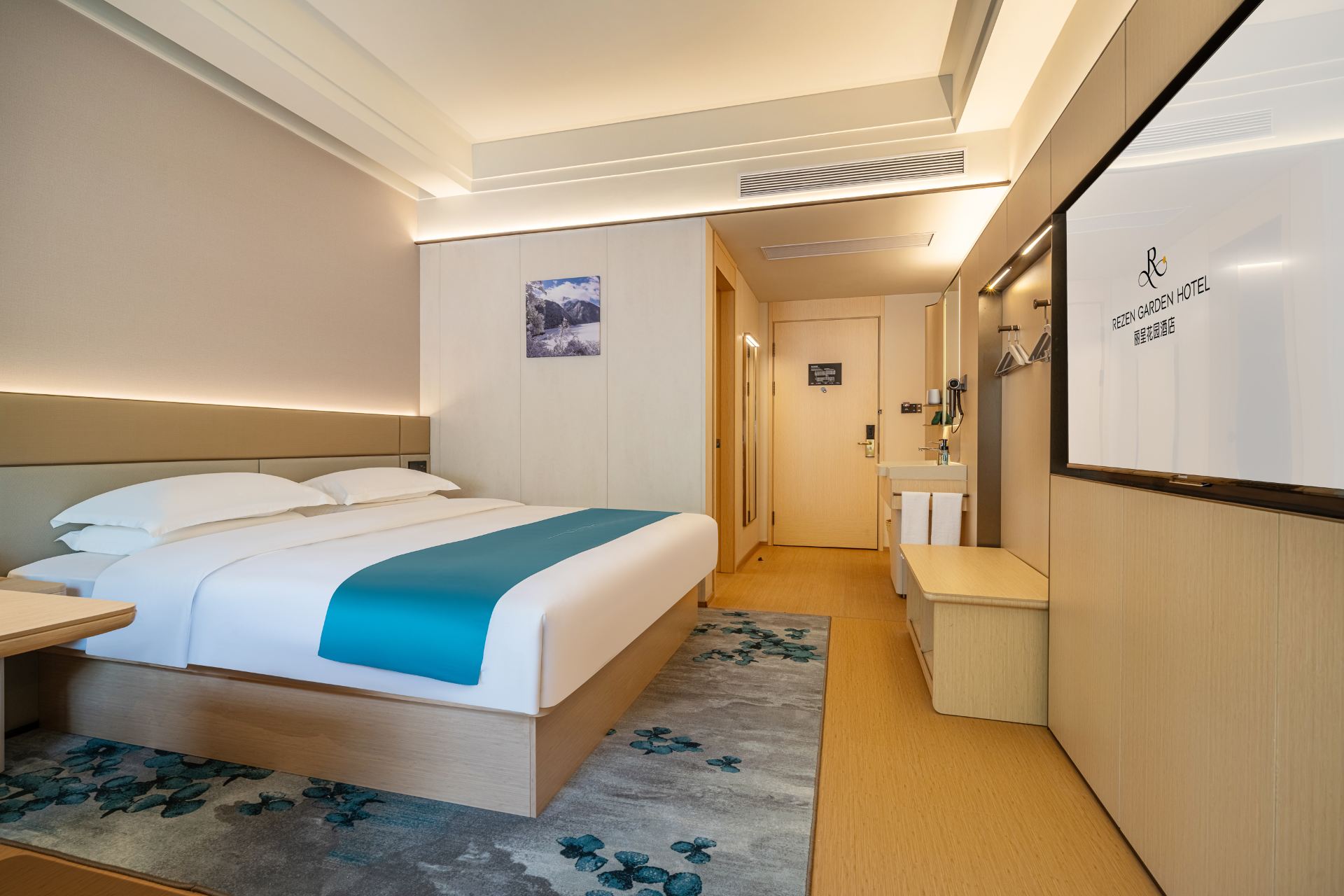 Smart Spacious Queen Bed Room (Smart Dryer + Smart Guest Control + Smart Toilet)