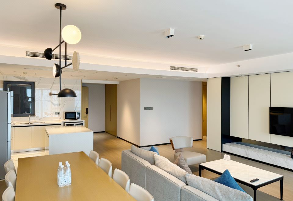 120寸巨幕投影三臥江景套房|開放式廚房客廳+歡樂棋牌