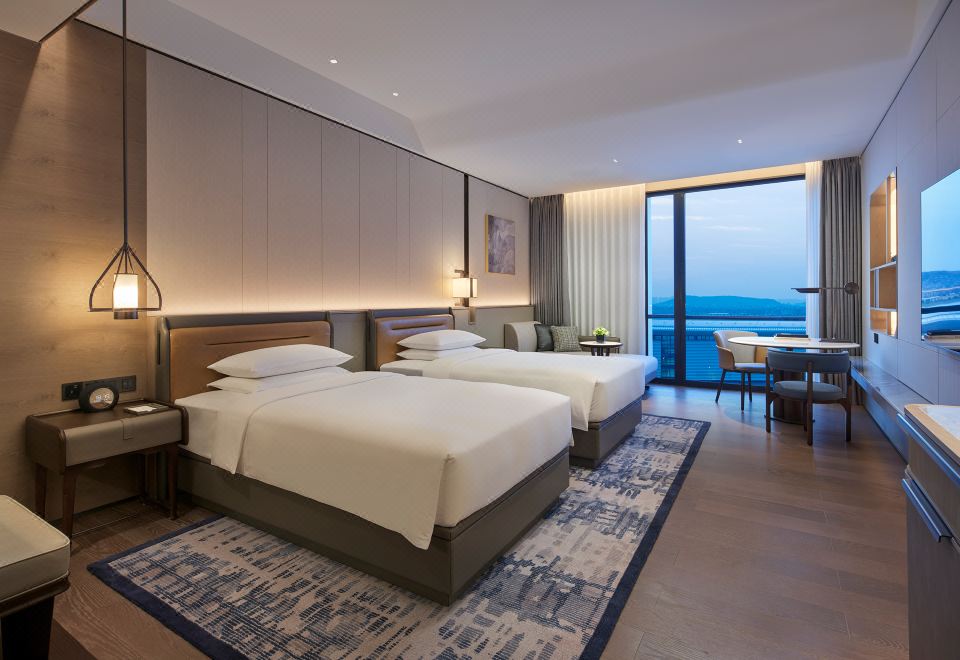 嘉宾轩空港景客房（双床）（智能投屏+机场景观落地窗）