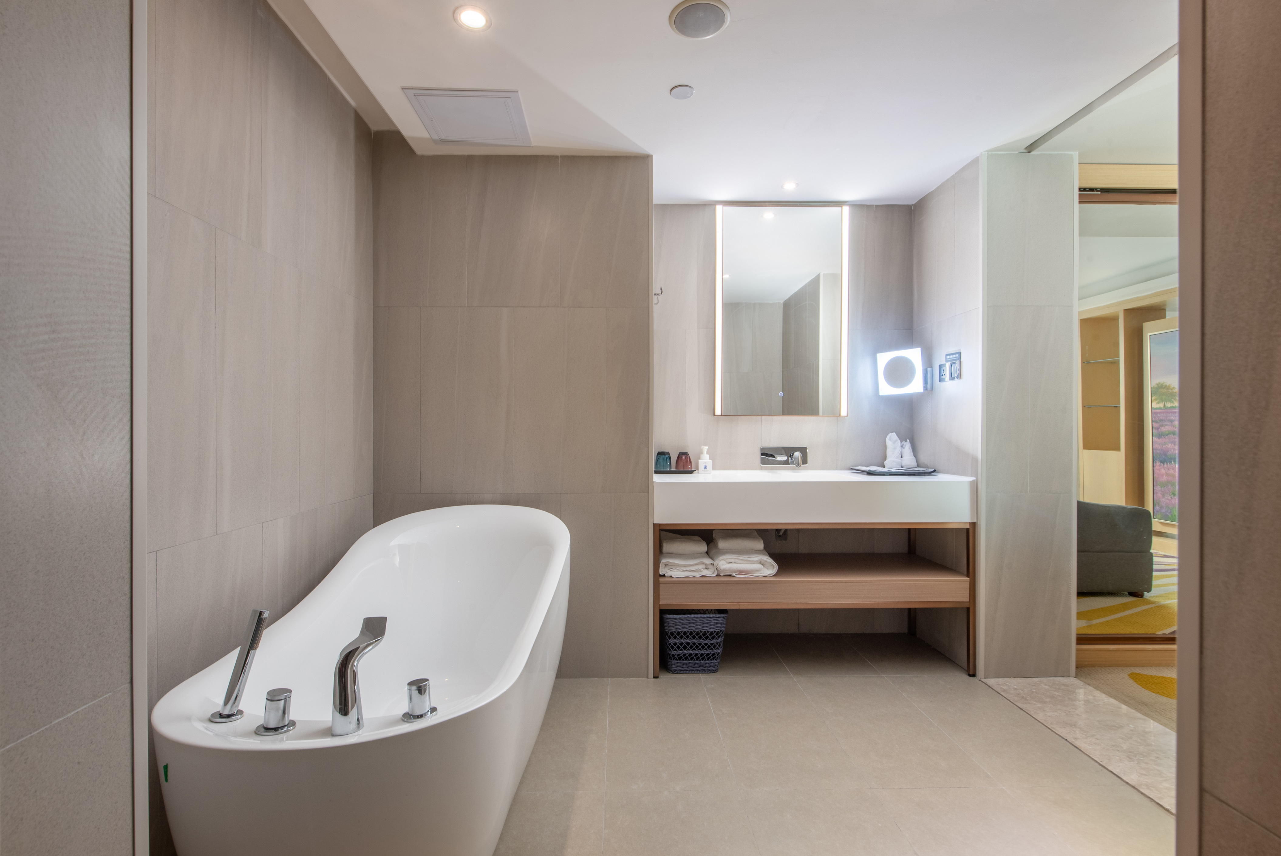 Lavande Hotel (Huawei Gangtou Metro Station)豪华套房 [行政会客厅＋旋转电视＋沙发小憩]婚房布置