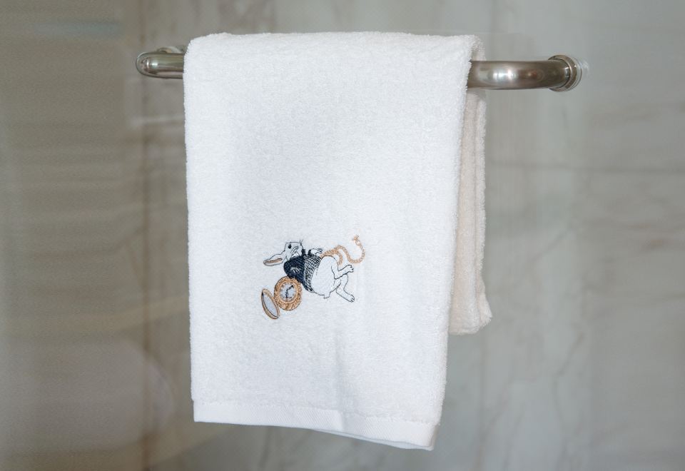 The Langham HefeiAlice In Wonderland Theme Room