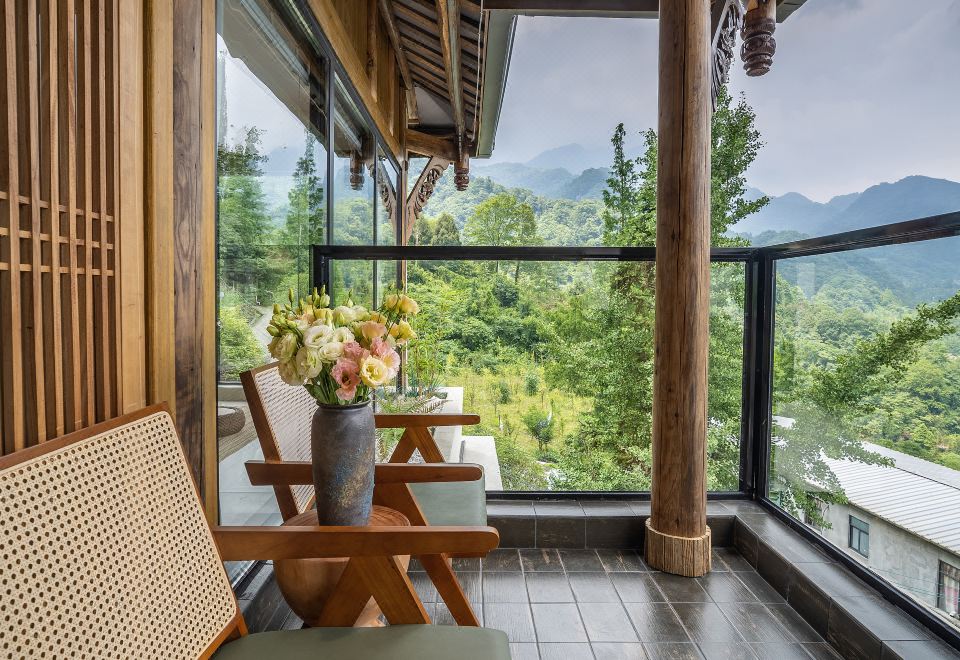 Qingcheng Mountain Qingwu HomestayMi Yue Terrace View Private Hot Spring Projection Double Bed Room (Central Air Conditioning + Whole House Floor Heating)