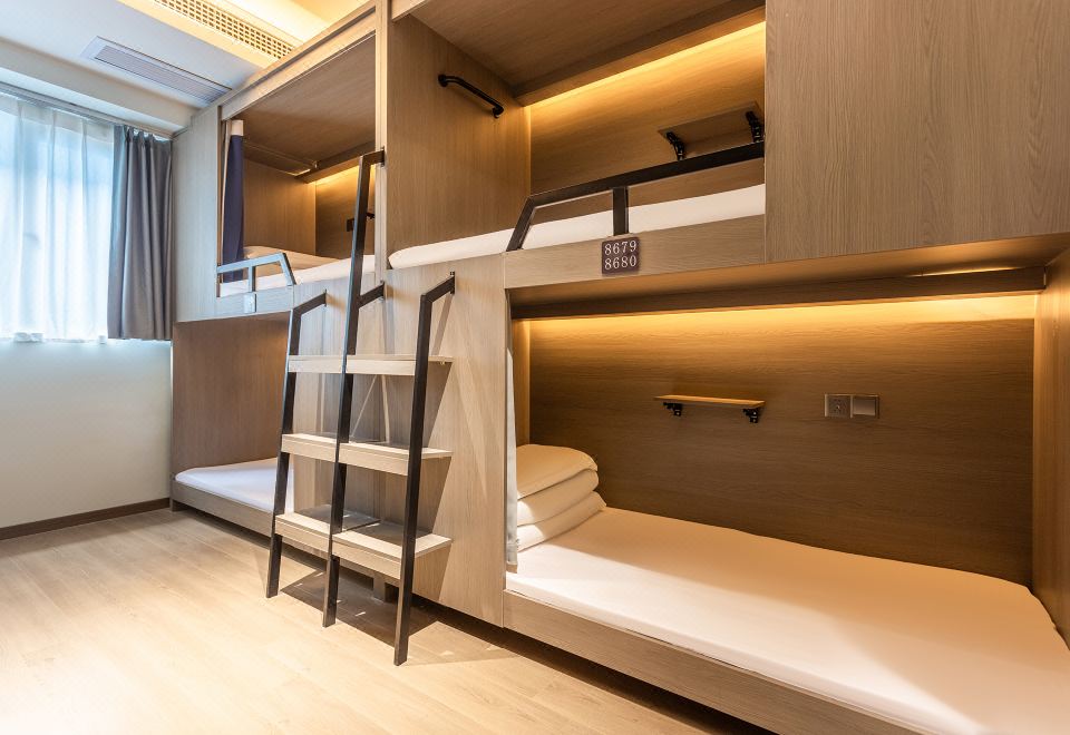 Likeyou男生四人間「負離子吹風機+浴巾+大廳觀影」