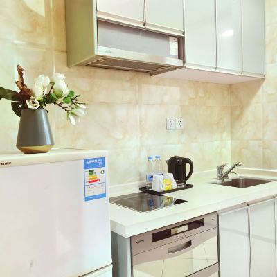 商務大床房（會客沙發） 駿怡精選酒店（廣州花都廣百大潤發店）優惠