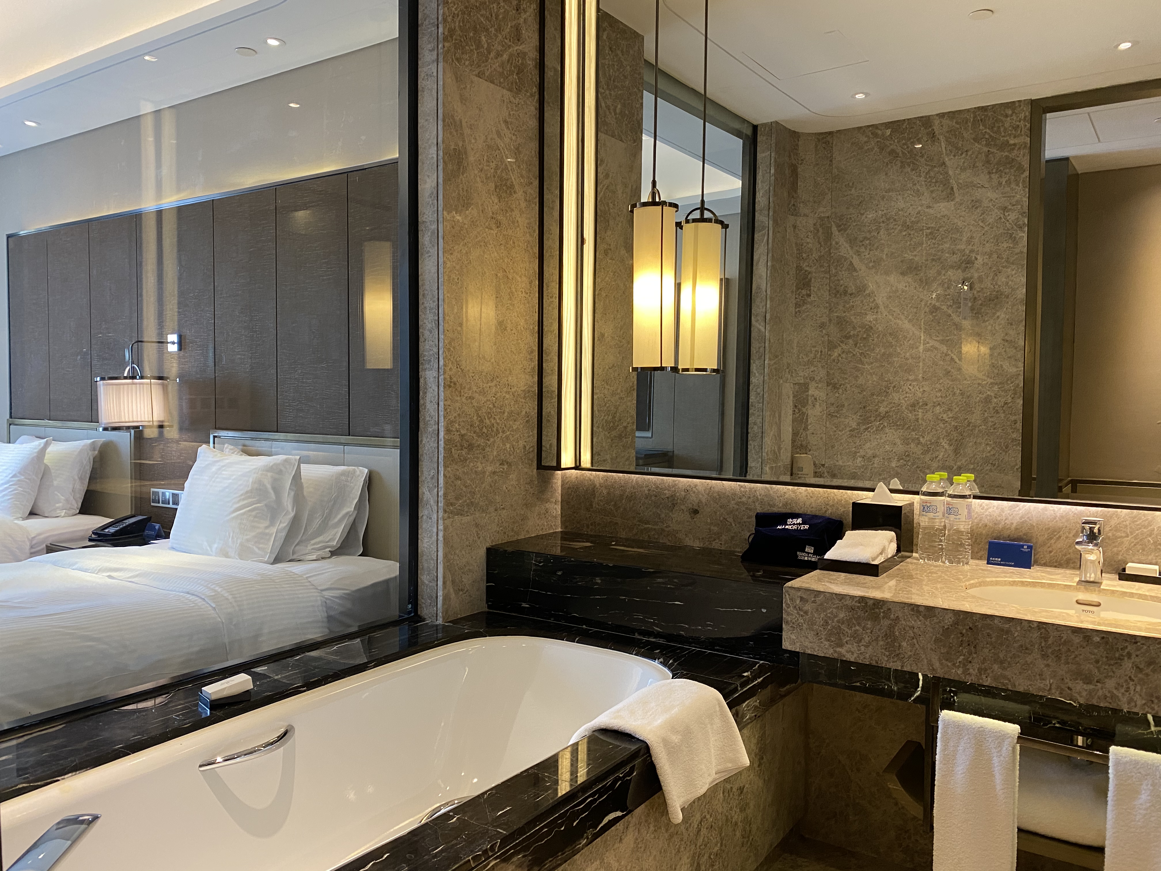 豪華影音雙床房（浴缸+熱帶雨林花灑+100寸投屏幕布）