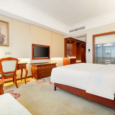 高級大床房（寬敞明亮+精緻好眠） 維也納國際酒店（鹿寨店）優惠