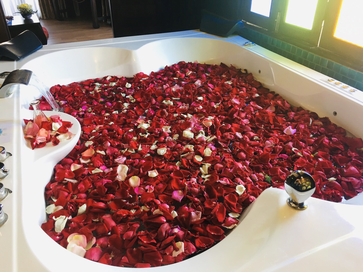 蜜月蘭納套房帶陽臺 （包括.氣泡酒1 Blt， 玫瑰花瓣）