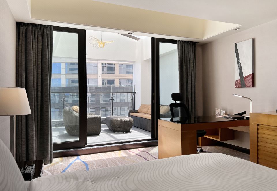 豪华阳台大床房