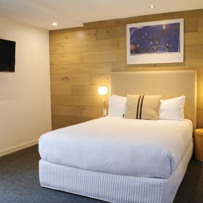 Deluxe Queen (Private Balcony) Crown Hotel Surry Hills Promo Code