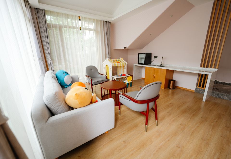 複式雙卧親子別墅（小黃鴨）|落地窗庭院近景+獨立客廳