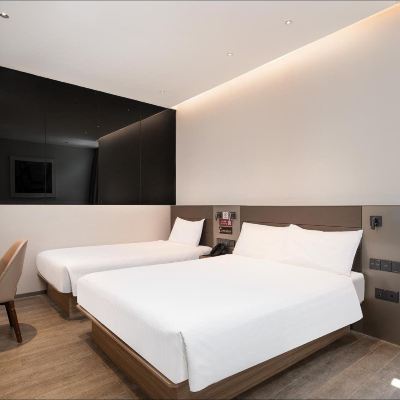 Family-friendly Family Room A (with Windows)