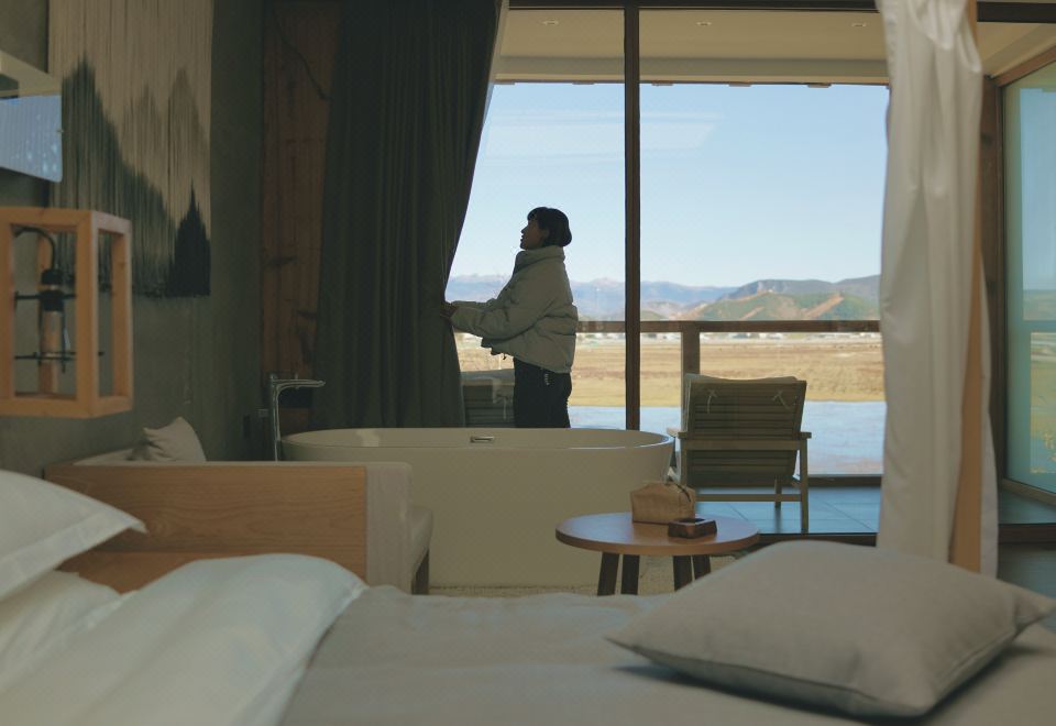 Secluded Queen Bed Room With Heated Floor And Oxygen Supply