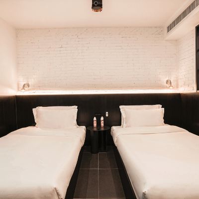 R·高級鎏金雙床房（智能投影+110D定製乳膠床墊） 花築奢·Raw酒店（金馬碧雞翠湖昆明店）優惠