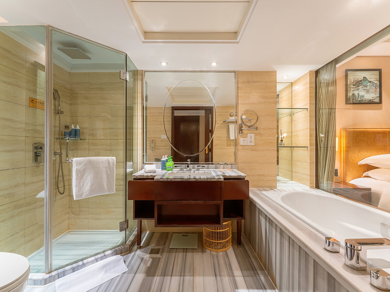 豪華大床房【舒睡床墊+辦公桌椅+深泡浴缸】