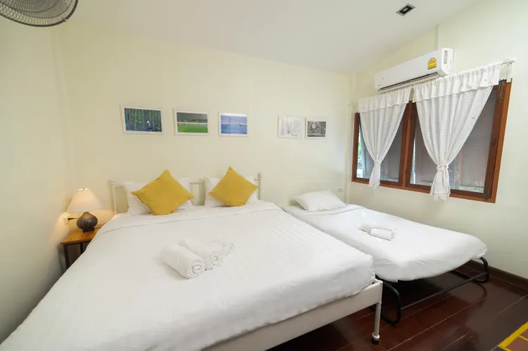 ห้องดีลักซ์ เตียงใหญ่ 1 เตียงและเตียงเสริม พร้อมห้องน้ำส่วนตัว