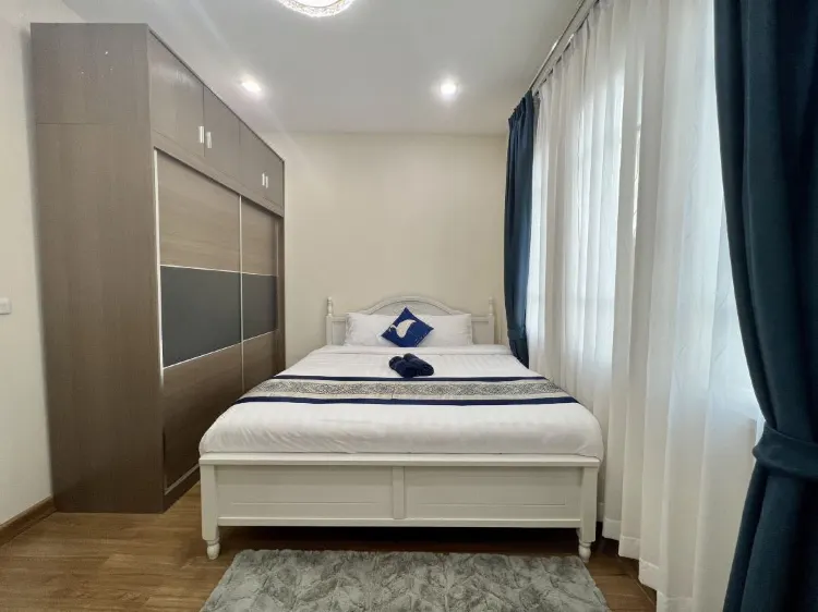 ทาวน์เฮาส์ทันสมัยและเรียบง่ายพร้อมห้องนอน 4 ห้องและห้องนั่งเล่น 2 ห้อง
