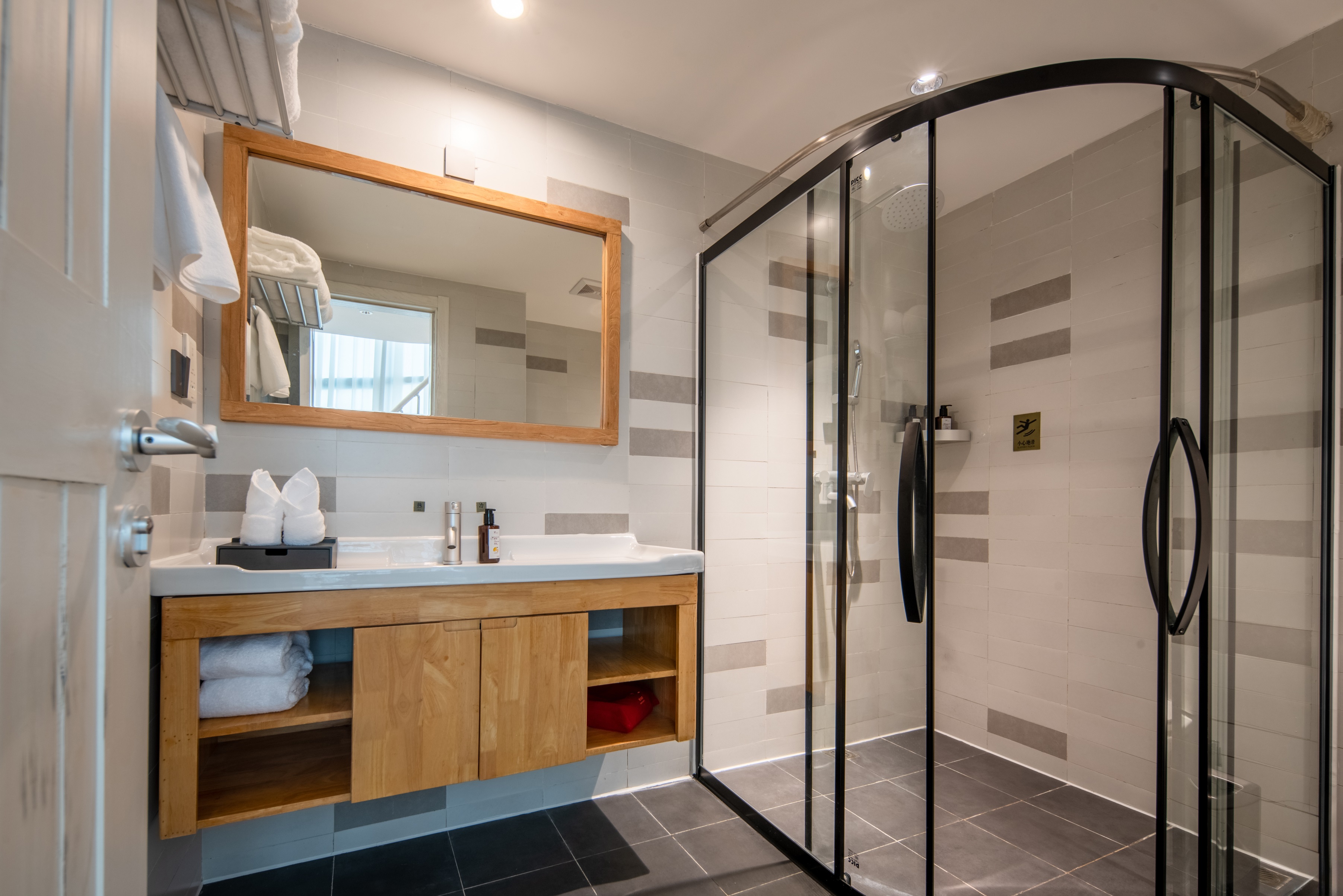 复式大床房（Loft大面积+单人沙发+智能投屏）