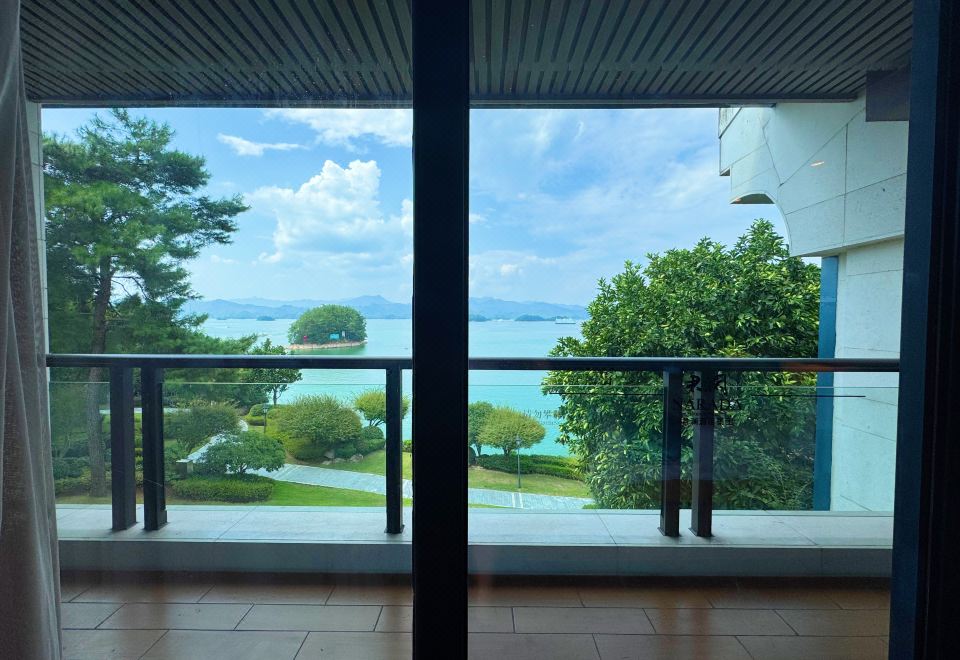 Narada Qiandao Lake ResortCentral Lake View King Room