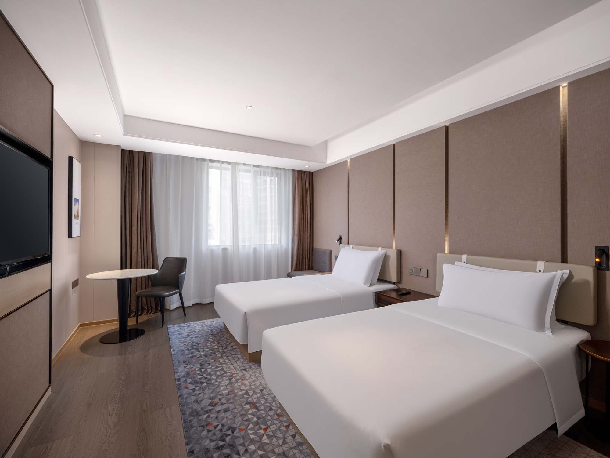Holiday Inn Express Zhuhai Grand Theater by IHG高级双床房（65寸电视+可手机投屏+冰箱+办公桌椅）
