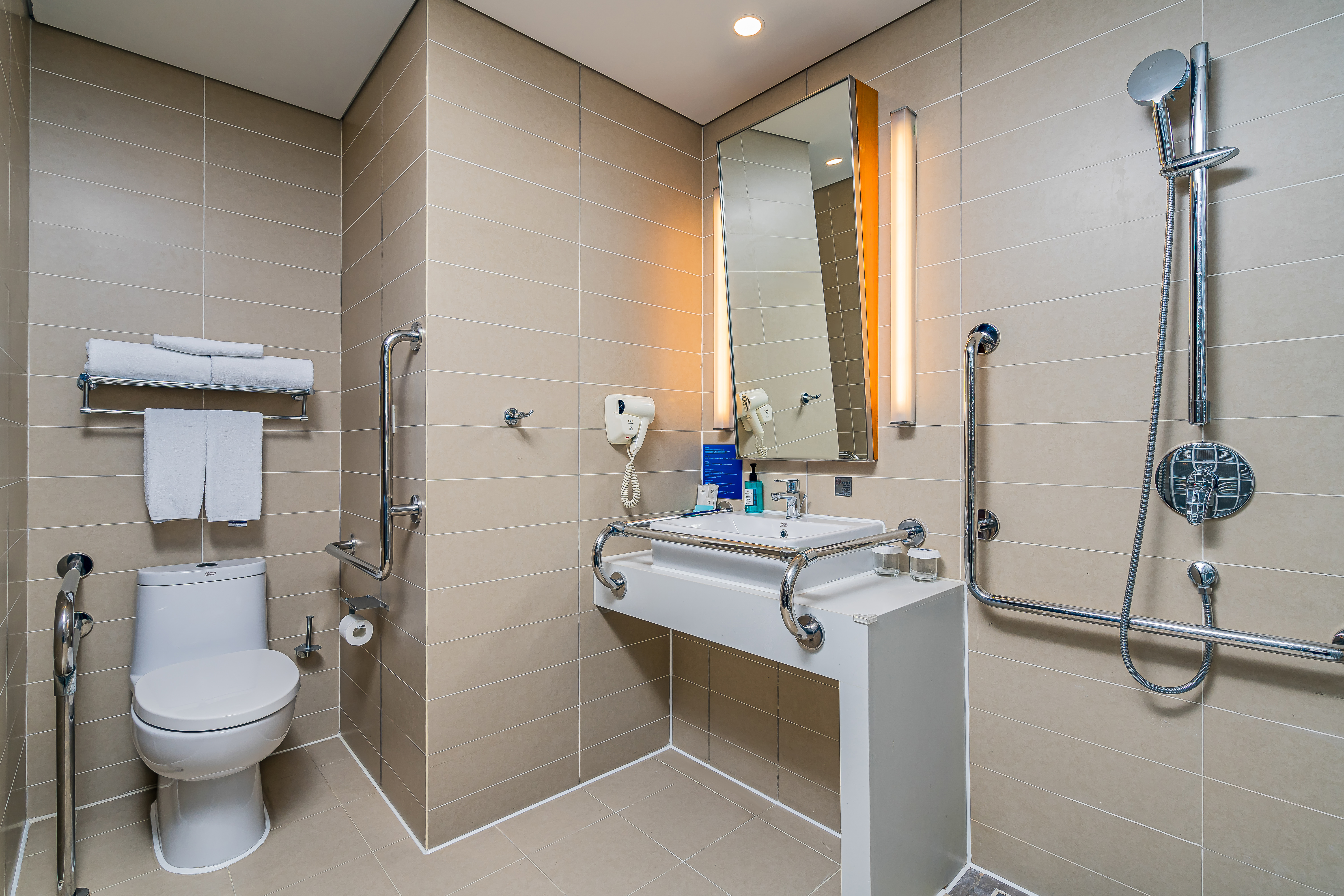 豪华三床房·无障碍【双卧双衞+大床+两张单人床】