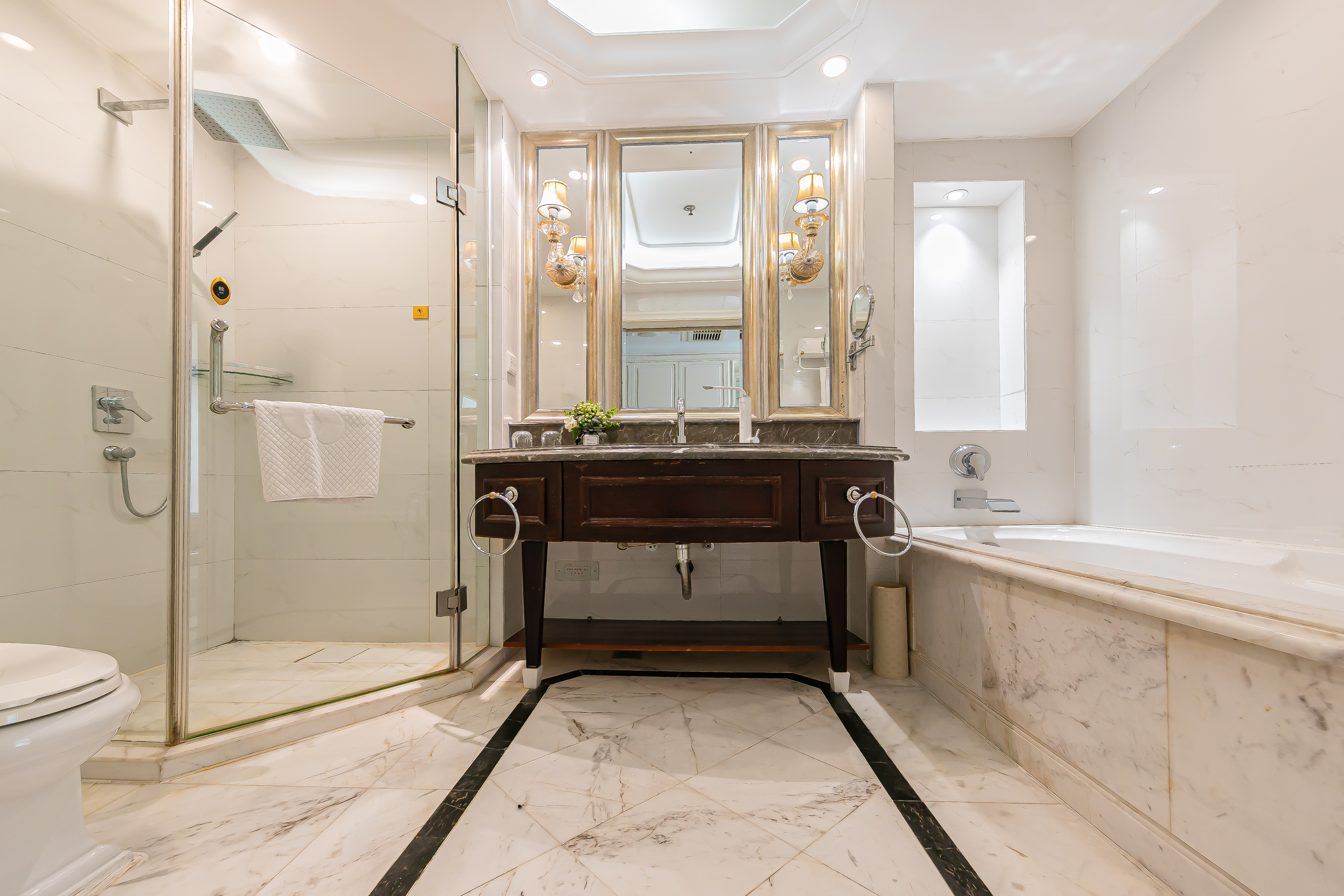 Rezen Hotel Zhoushan Tairu行政双床房（浴缸）