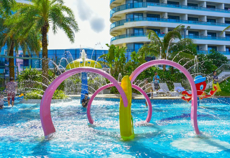 Twin Moon Bay Xianghai Hot Spring Holiday HotelDeluxe Queen Room