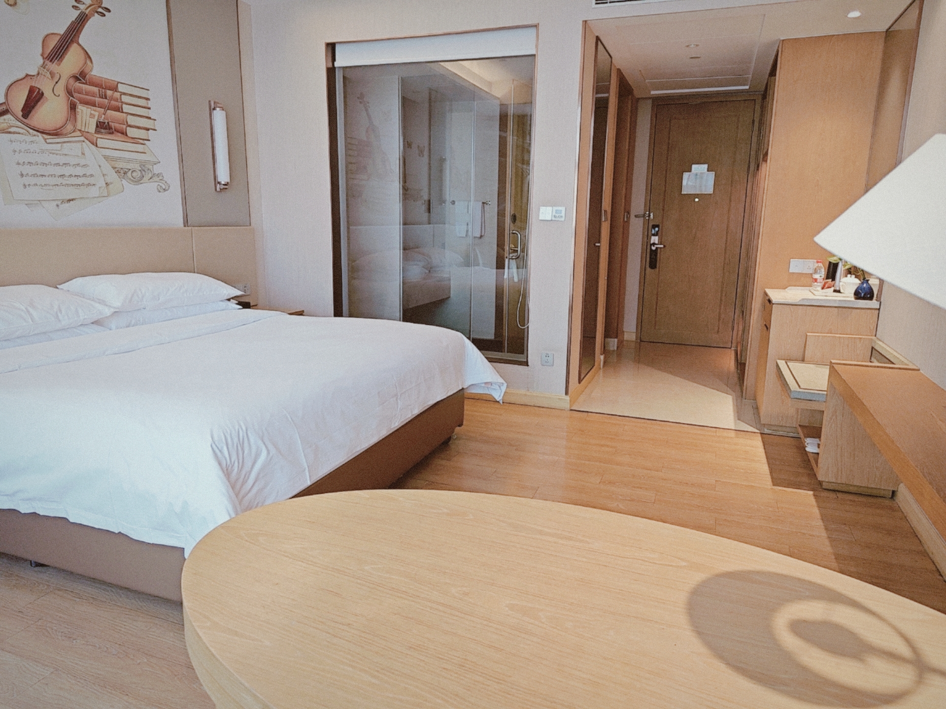 Vienna International Hotel (Suzhou Railway Station North Square)行政大床房[一线城市景观+采光通透]