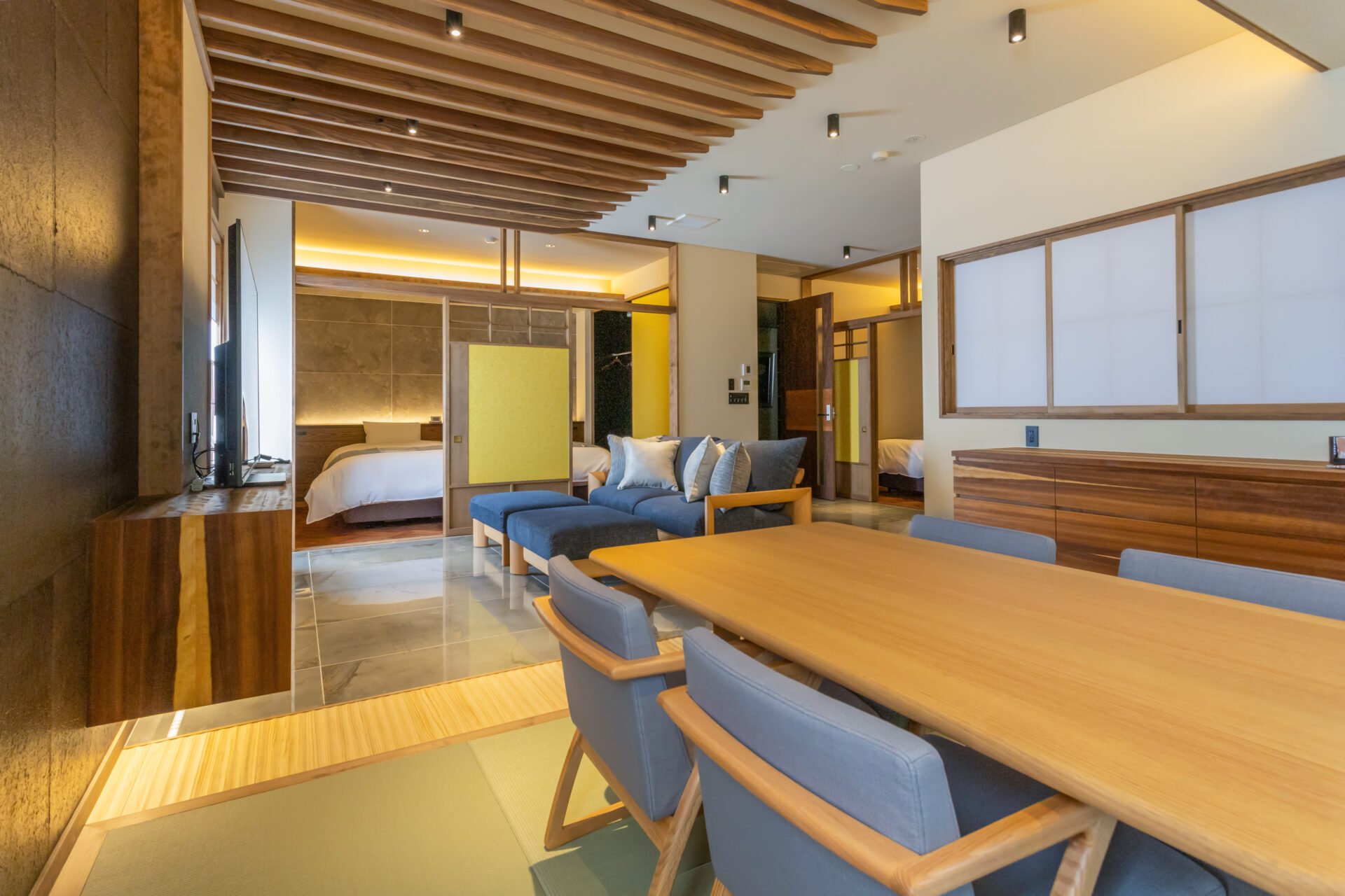 高级套房溪月河景房